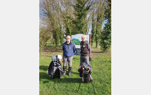 Jean-François vs Désiré

Bonjour à toutes et tous,
Ça y est ! Premier matchplay joué ce matin avec Désiré. Résultat square sur 9 trous,  et malheureusement pas le temps pour nous lancer dans un play off. 
Désiré, au vu de son peu de disponibilité dans les prochains jours, se désiste élégamment et me laisse poursuivre notre challenge.
Merci à toi Désiré et bravo pour ta belle perf !
Parcours en cours de séchage, avec encore quelques secteurs bien meubles dans les bas de fairways et sur les pourtours de certains greens.
Bonne chance à tous pour vos matchs et à demain pour notre séance ASEAAC !
Amitiés.
JF