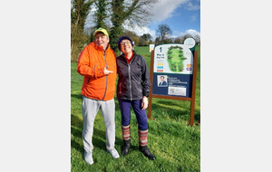 Annick vs Pierre-Jean

Deuxième matchplay fait!
Du suspens, Pierre-Jean était très  en forme, puis un moment d'égarement 2 balles perdues sur le 7...😳
J'en ai donc profité et gagnait au 8 par 2/1.
Nous avons passé un bon moment, malgré une belle giboulée sur le 9!
Nous avions décidé de placer partout ( sauf sur le green🤪) à une longueur de club, vu l'état du terrain!😁⛳️🏌‍♀️
Au suivant !
Je dois jouer contre le gagnant du match Michel P. / Franck .
À vos clubs!⛳️🏌‍♀️