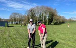 Florence vs Michel

Avec Michel K , nous venons de finir notre matchplay . Le terrain sèche mais nous avons décidé de placer à un club, car ils tondent et on voulait profiter plus que subir! Ca et là, il y a encore des roughs épais et de l’herbe tondue non ramassée. Mais on s’est régalé 🌞😊
Michel a été un gentleman: il m’a laissé gagner!
Hâte de rencontrer mon prochain « adversaire », Olivier ou Thierry 🤗