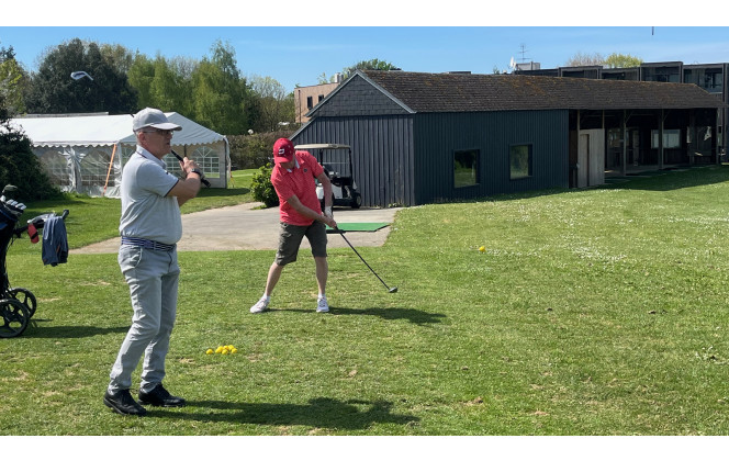 Partie terminée avec Jean-François. Très belle partie serrée jusqu’au bout. Franck gagne d’un petit point sur le dernier trou.